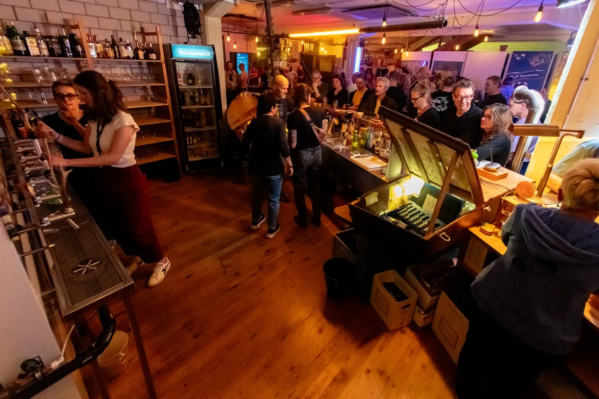 Das Herzstück der U-Boot Bar: Die Bierzapfanlage mit sieben Hahnen. Gäste warten an der Theke der U-Boot Bar in Uster.